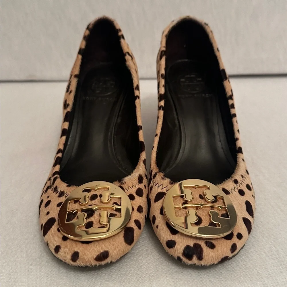 Tory Burch Calf Hair Leopard Wedge Pumps Gold-Tone Logo Women’s Size 6.5